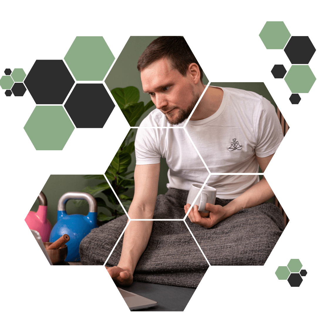 Johannes unser Entspannungsheld entspannt vor dem Laptop Johannes während einer Entspannungsübung am Laptop